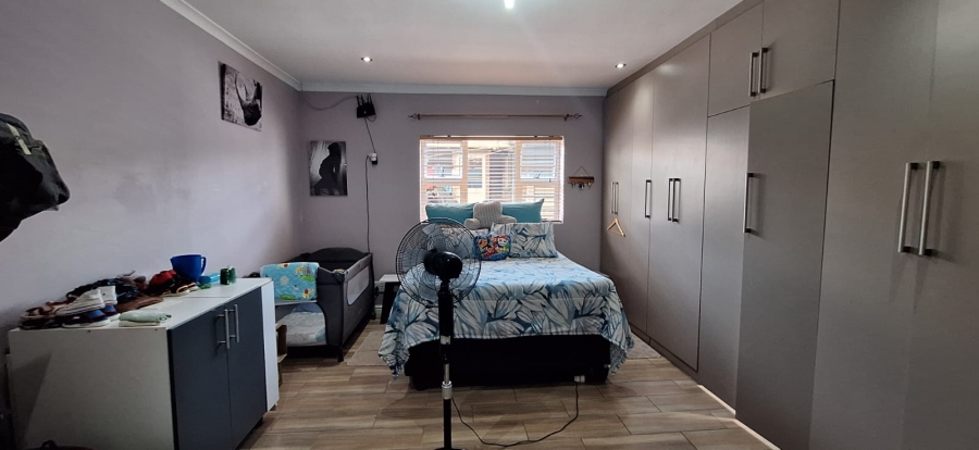 4 Bedroom Property for Sale in Grassy Park Western Cape